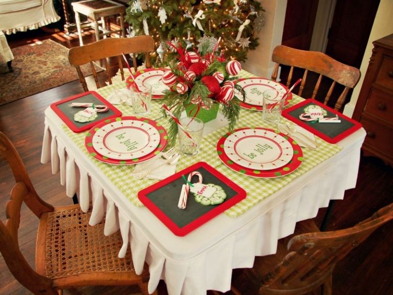 tischdeko zu weihnachten strauss immergruen kuegeln rot weiss tafeln