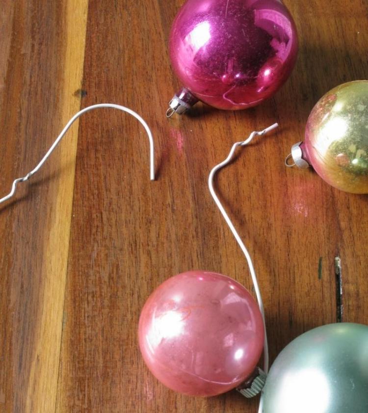 tuerkranz-weihnachten-basteln-anleitung-kleiderbuegel-draht-metal-auseinanden-nehmen-weihnachtskugel-bonbonfarben