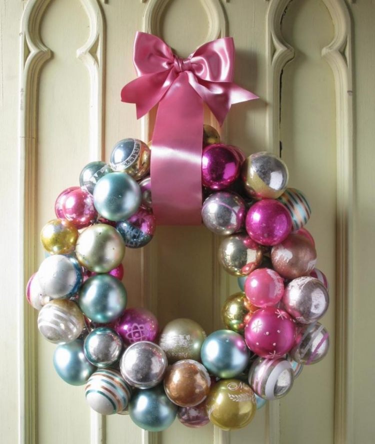 tuerkranz-weihnachten-basteln-anleitung-weihnachtskugel-prachtvoll-pink-silber-glaenzend-schleife-bonbonfarben