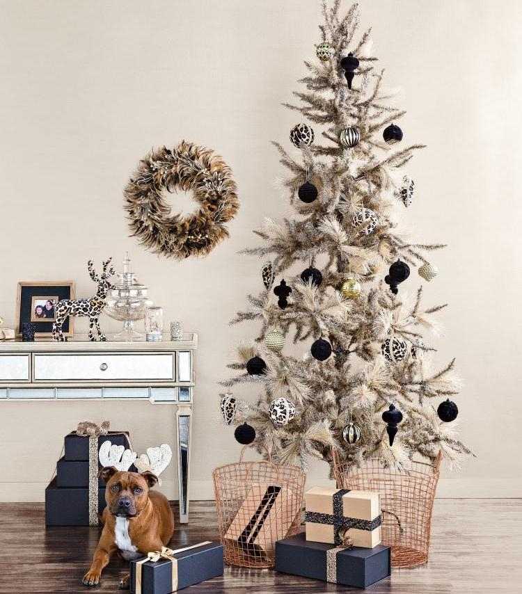 Türkranz zu Weihnachten basteln -ideen-weihnachtsbaum-chic-deko-kupfer-geschenke-hund