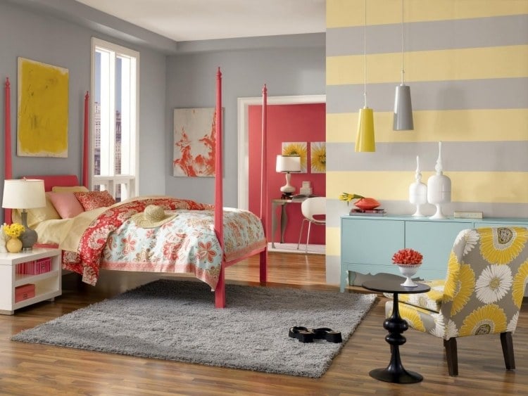 wand-streichen-ideen-schlafzimmer-selbermachen-gelb-grau-streifen-parkettboden-korallfarbe-wangestaltung