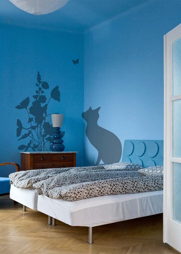 wand-streichen-muster-ideen-schablone-katze-blumen-schlafzimmer-blaue-wandfarbe
