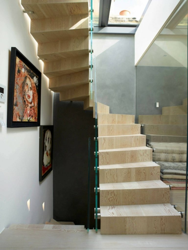 wanddeko ideen treppe holz design modern glasgelaender