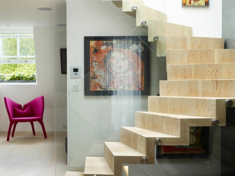 wanddeko ideen treppenbereich wandbild kunst stuhl pink