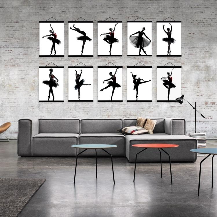 wandgestaltung-schwarz-weiss-balerinas-modulare-couch-bilder-beistelltische