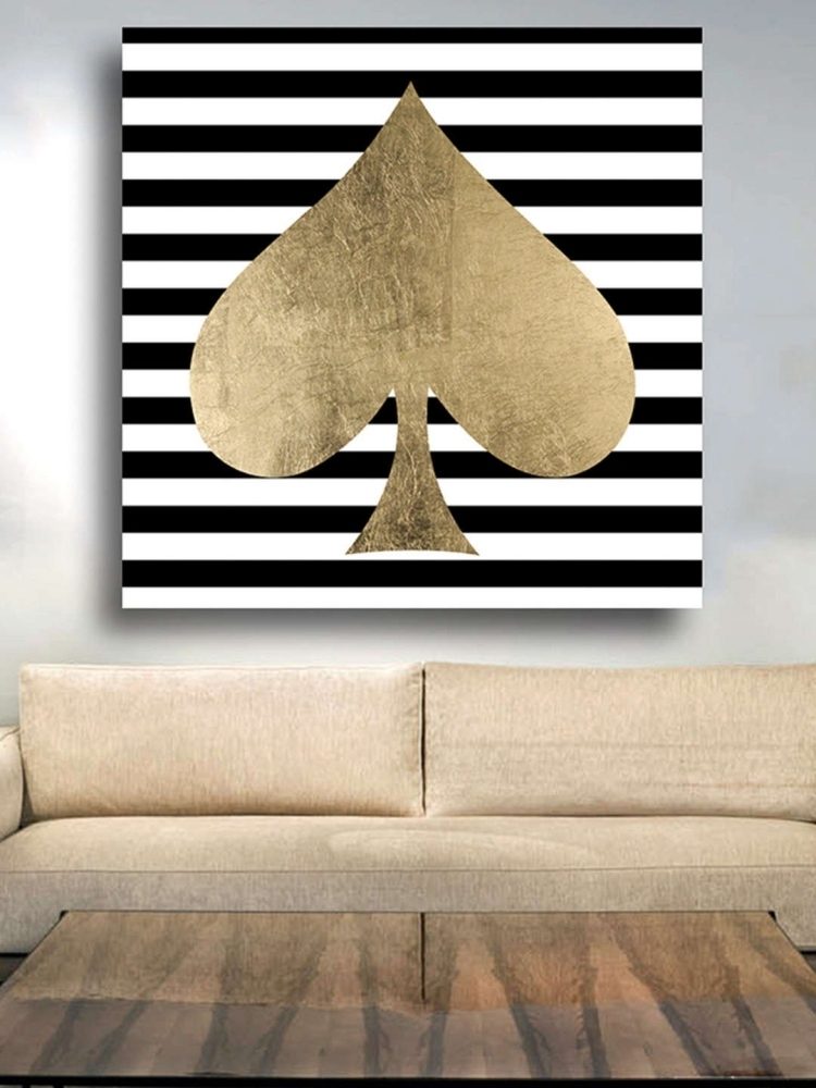 wandgestaltung-schwarz-weiss-beige-bild-streifen-spaten-gold-deko-couch