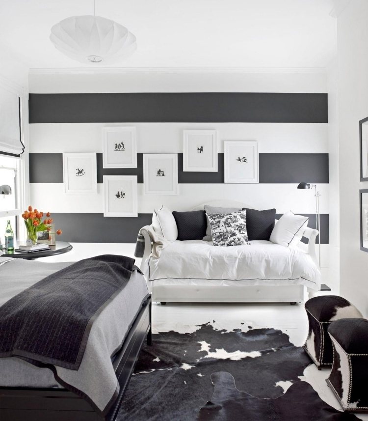 wandgestaltung-schwarz-weiss-schlafzimmer-couch-bilder-streifen-fellteppich
