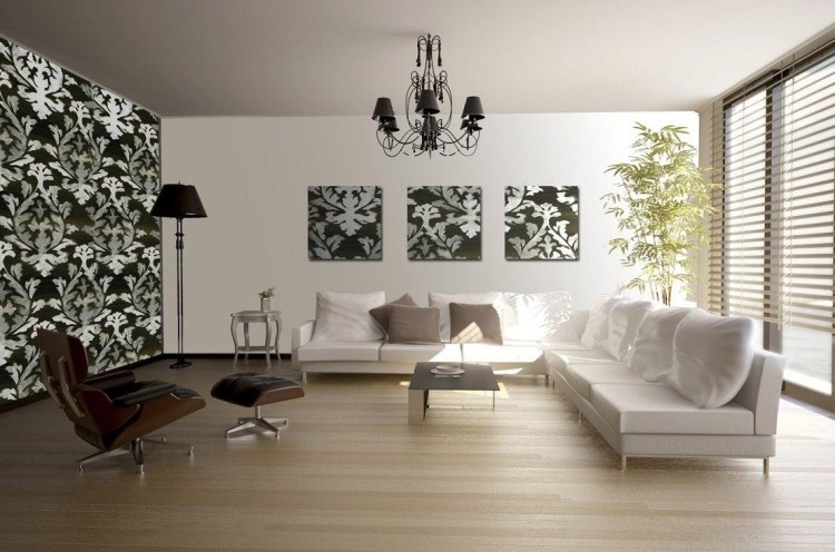 wandgestaltung-schwarz-weiss-wohnzimmer-barockmuster-tapete-couch-sessel-licht