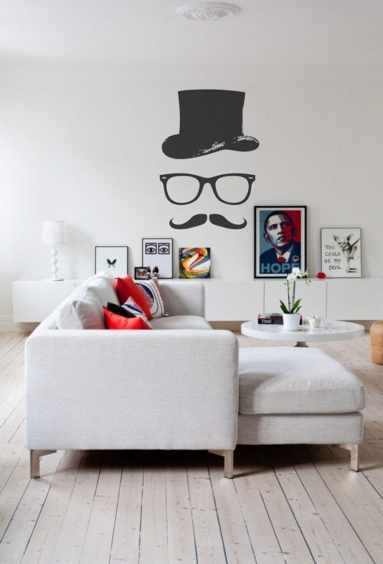 wandgestaltung-schwarz-weiss-wohnzimmer-bilder-couch-wandtattoo-schnurrbart-hut-brille