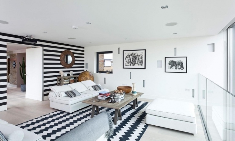 Wandgestaltung in Schwarz und Weiß -wohnzimmer-streifen-zigzag-sitzmoebel-bilder-holztisch