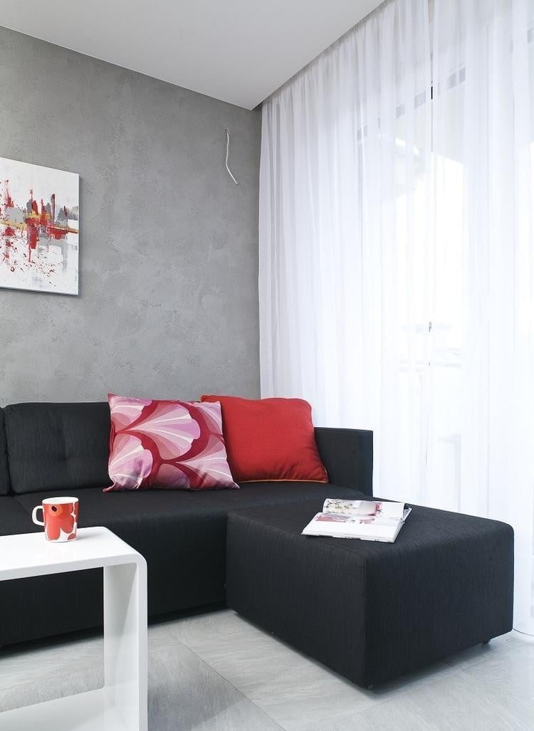 wandgestaltung-wohnzimmer-betonoptik-effektfarbe-schwarzes-ecksofa