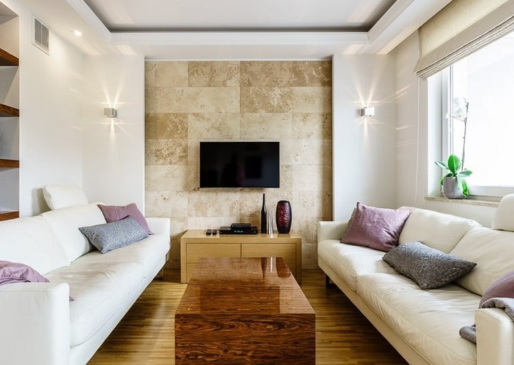 wandgestaltung-wohnzimmer-steinoptik-fliesen-weisse-sofas