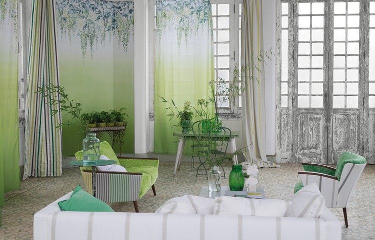 wandgestaltung-wohnzimmer-tapete-farbverlauf-gruen-SHANGHAI-GARDEN-Designers-Guild