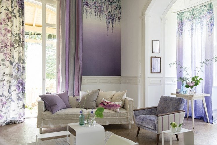 wandgestaltung-wohnzimmer-tapete-farbverlauf-lila-SHANGHAI-GARDEN-Designers-Guild