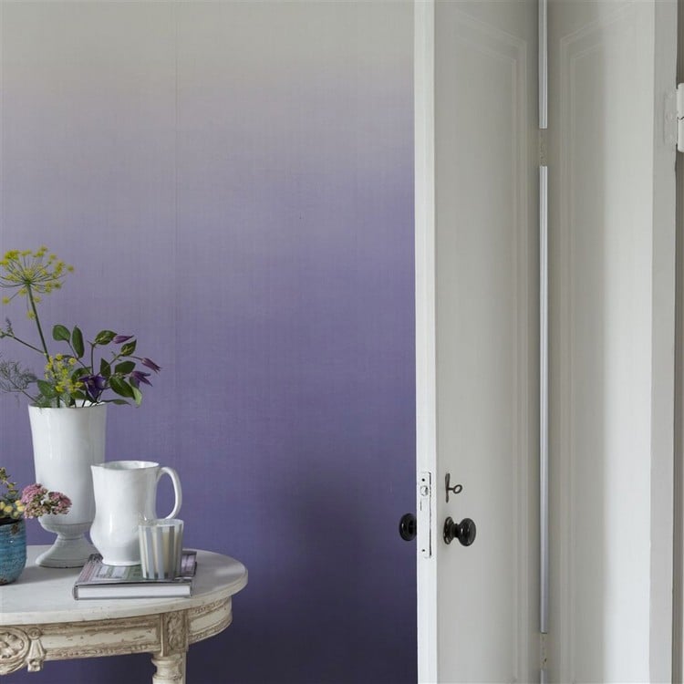 Wandgestaltung im Wohnzimmer tapete-lila-ombre-effekt-Saraille-Designers-Guild-Vliestapete