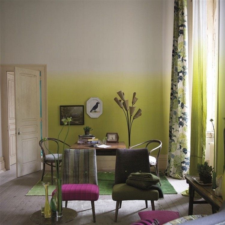 wandgestaltung-wohnzimmer-tapete-ombre-zweifarbig-gruen-Saraille-Designers-Guild