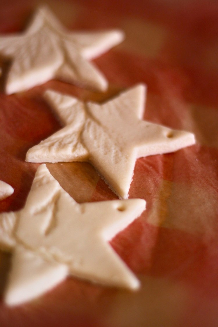 weihnachtsbaumschmuck-basteln-kindern-salzteig-diy-sterne-abdruck-keksform