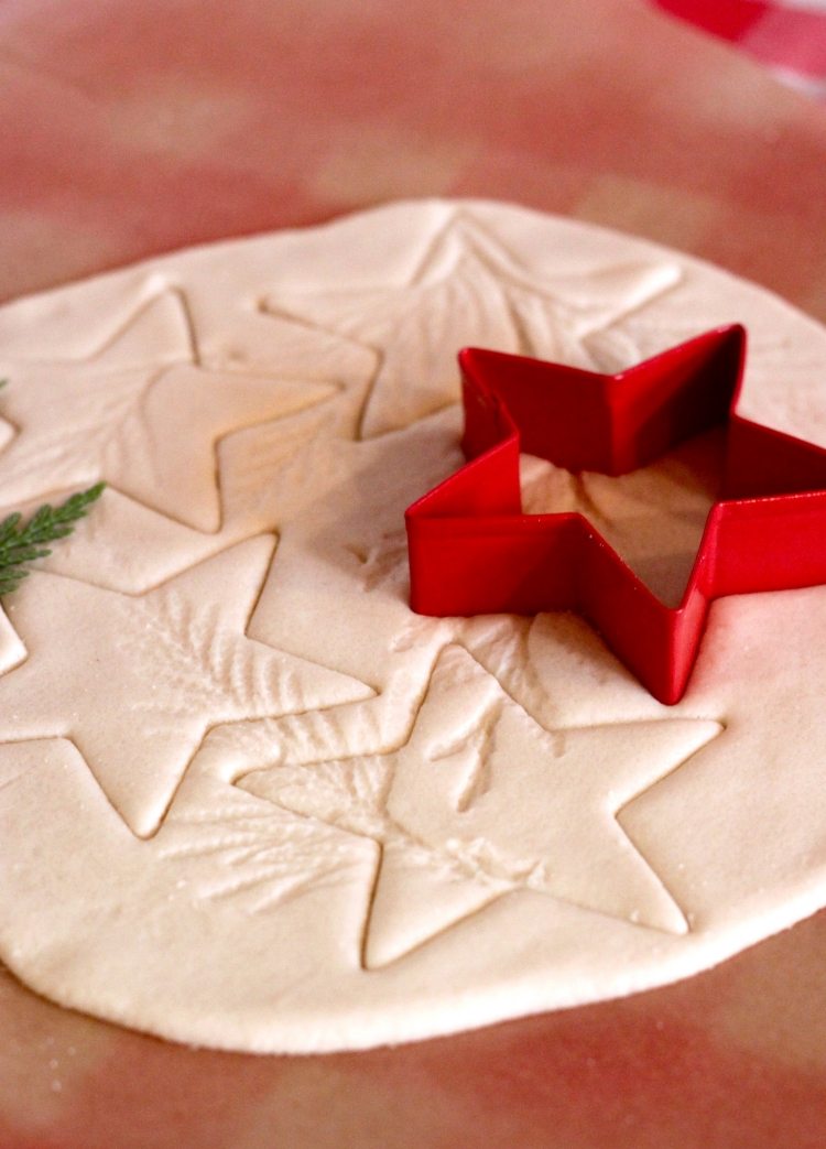 weihnachtsbaumschmuck-basteln-kindern-salzteig-diy-sterne-weiss-kneten-keksform-abdruck