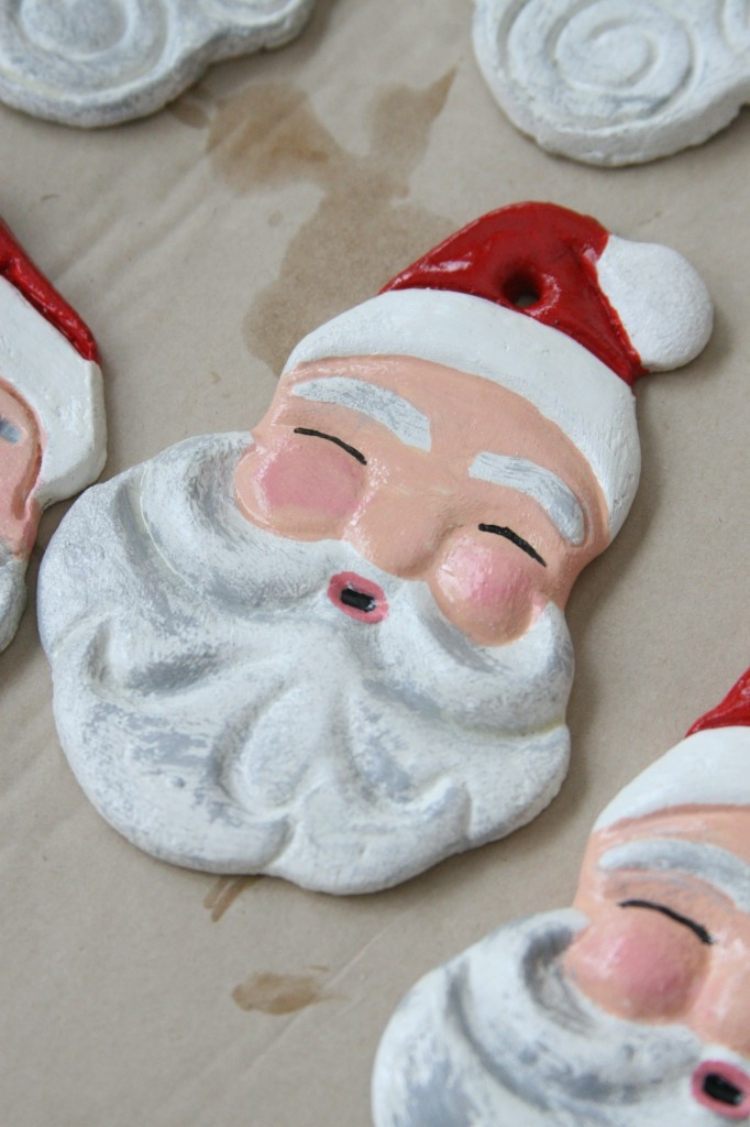 weihnachtsbaumschmuck-basteln-kindern-salzteig-figur-ausmalen-weihnachtsmann-farbe-diy