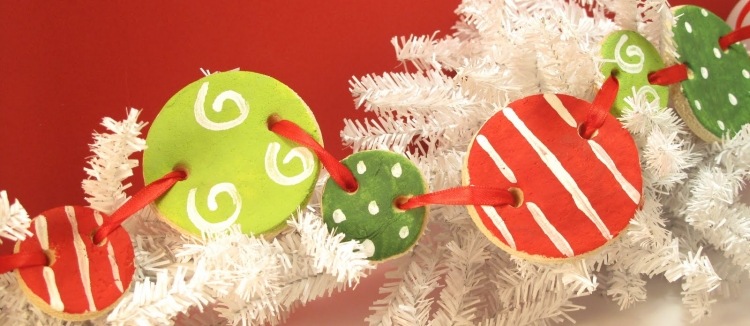 weihnachtsbaumschmuck-basteln-kindern-salzteig-girlande-kette-weihnachtsbaum-weiss-bunt-selber-machen-kette