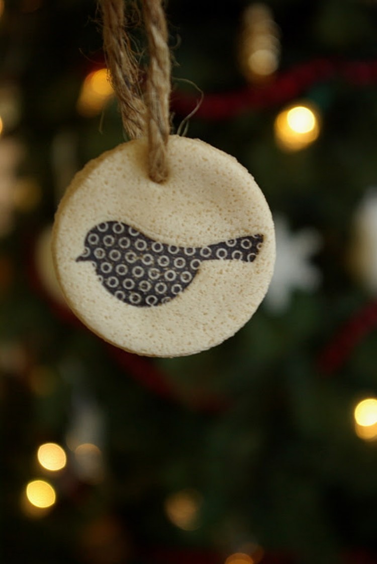 weihnachtsbaumschmuck-basteln-kindern-salzteig-kreis-voegel-stempel-kreativ