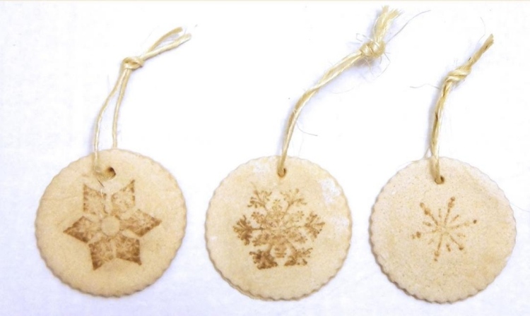 weihnachtsbaumschmuck-basteln-kindern-salzteig-kreise-teig-ausschneiden-stempel-schneeflocke