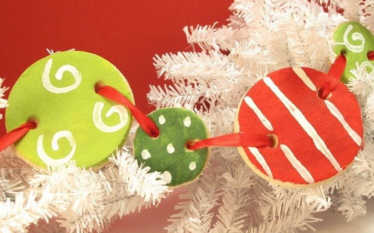 weihnachtsbaumschmuck-basteln-kindern-salzteig-kreiseform-girlande