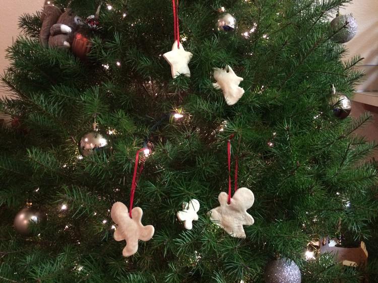 weihnachtsbaumschmuck-basteln-kindern-salzteig-lebkuchenmann-engel-sterne