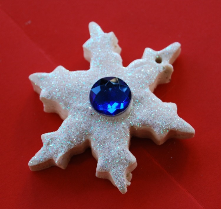 weihnachtsbaumschmuck-basteln-kindern-salzteig-stern-schneeflocke-weiss-glitzer-blau-stein