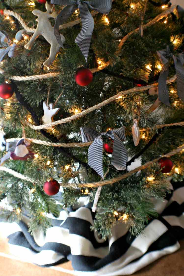 weihnachtsbaumschmuck-basteln-kindern-salzteig-weihnachtsbaum-seil-weihnachtskugel-lichter-natuerlich