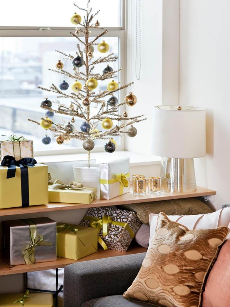weihnachtsdeko-modern-selber-machen-glitzer-weihnachtsbaum-weihnachtskugel-geschenke-gelb-kissen