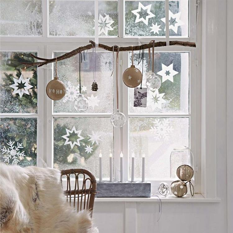 weihnachtsdeko-modern-selber-machen-sprossenfenster-weiss-ast-weihnachtskugel-fnsterdeko-aufhaengen