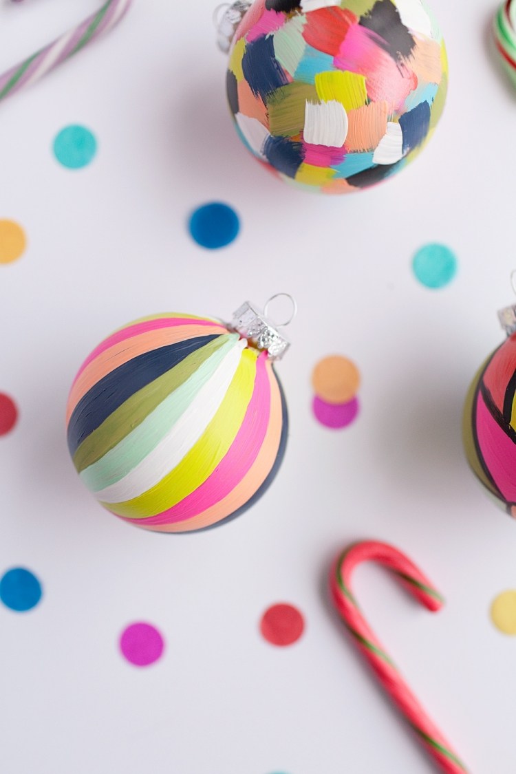 weihnachtsdeko-modern-selber-machen-weihnachtskugel-bemalen-farben-bund-dekorieren