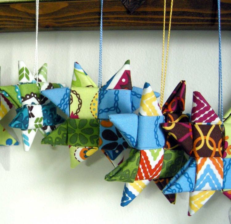 weihnachtsdeko selber basteln bunt sterne falten origami