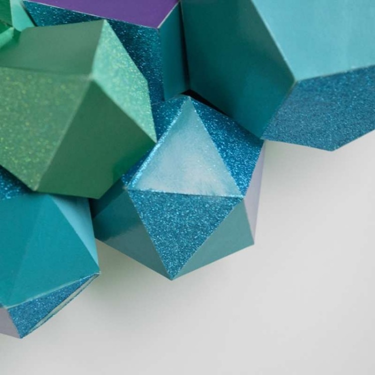 weihnachtsdeko-selber-basteln-modern-papier-hohlkoerper-figuren-kranz-blau-gruen-kreativ