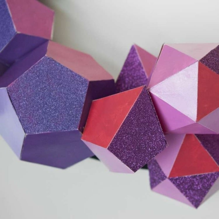 weihnachtsdeko-selber-basteln-modern-papier-hohlkoerper-figuren-kranz-glitzer-violett-pink