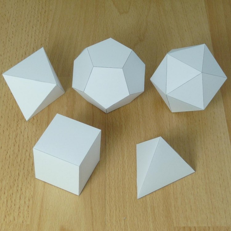 Moderne Weihnachtsdeko selber basteln -papier-hohlkoerper-figuren-platon-weiss-papier-3d-effekt