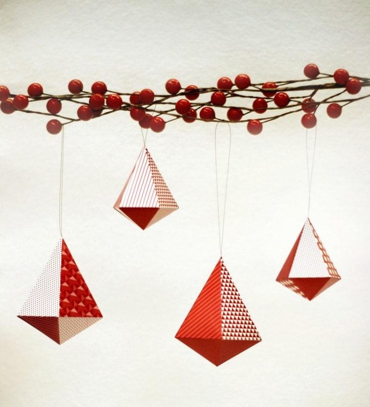 weihnachtsdeko-selber-basteln-modern-papier-hohlkoerper-figuren--pyramide-aufhaenden-weihnachtsschmuck