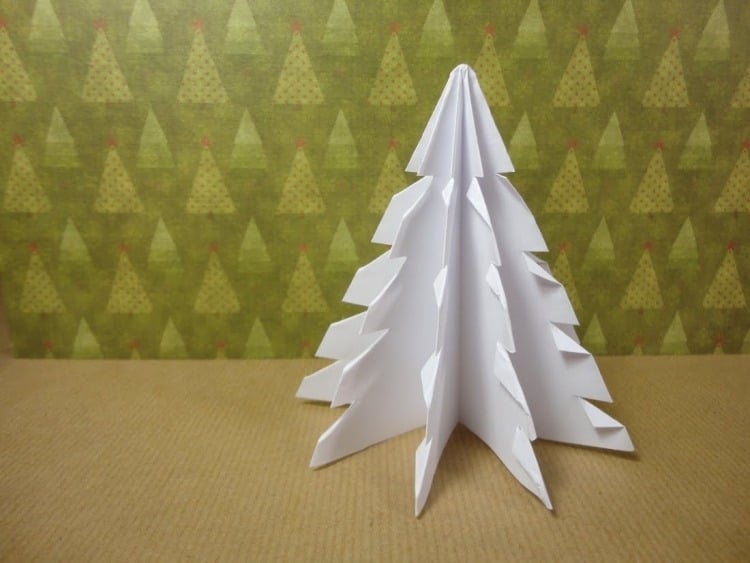 weihnachtsdeko-selber-basteln-modern-papier-weihnachtsbaum-falten-weiss-kreative-ideen