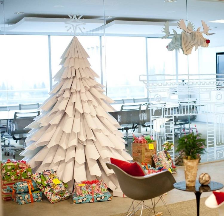 weihnachtsdeko-selber-basteln-modern-papier-weihnachtsbaum-gross-weiss-papiertrichter-geschenke