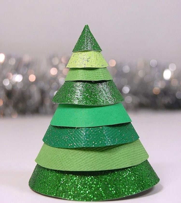 weihnachtsdeko-selber-basteln-modern-papier-weihnachtsbaum-kegel-gruen-glitzer-aufeinander-schoen