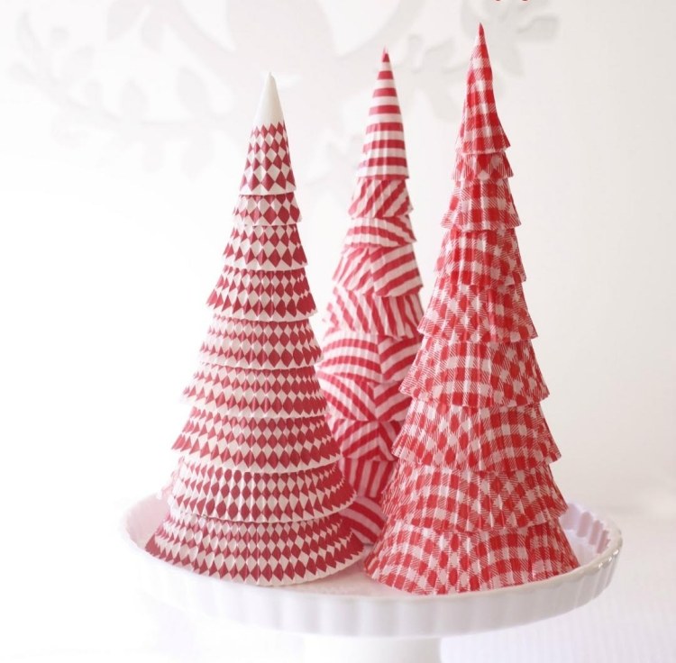 weihnachtsdeko-selber-basteln-modern-papier-weihnachtsbaum-muffinformen-weiss-rot-kreativ