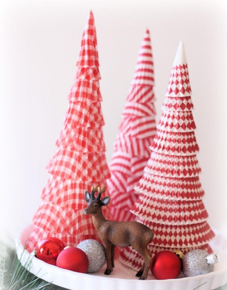 weihnachtsdeko-selber-basteln-modern-papier-weihnachtsbaum-muffinformen-weiss-rot