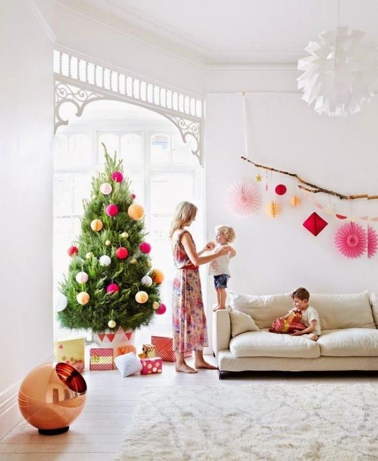Moderne Weihnachtsdeko selber basteln -weihnachtsbaum-papierfiguren-ast-kinder-mutter