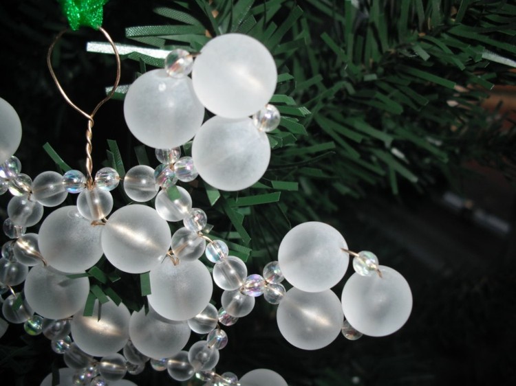 weihnachtsdeko selber basteln romantisch idee plastik perlen schneeflocke