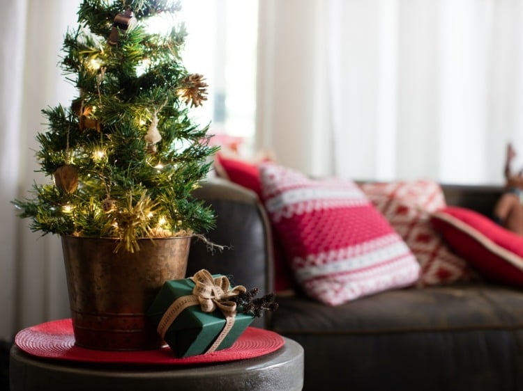 weihnachtsdekoration ideen beistelltisch mini tannenbaum geschenk wohnzimmer