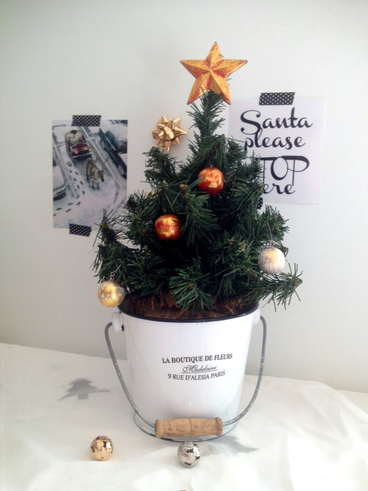 weihnachtsdekoration ideen christbaum eimer weiss orange schmuck