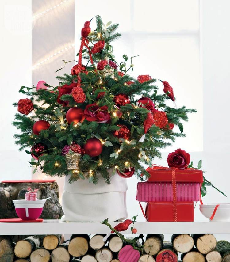 weihnachtsdekoration ideen mini christbaum rot schmuck topf geschenke