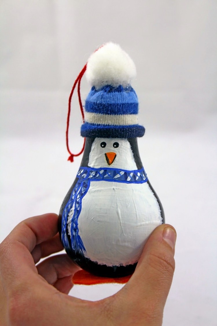 weihnachtsdekoration-ideen-selbermachen-weihnachtsschmuck-gluehbirne-pinguin-lustig-kreativ
