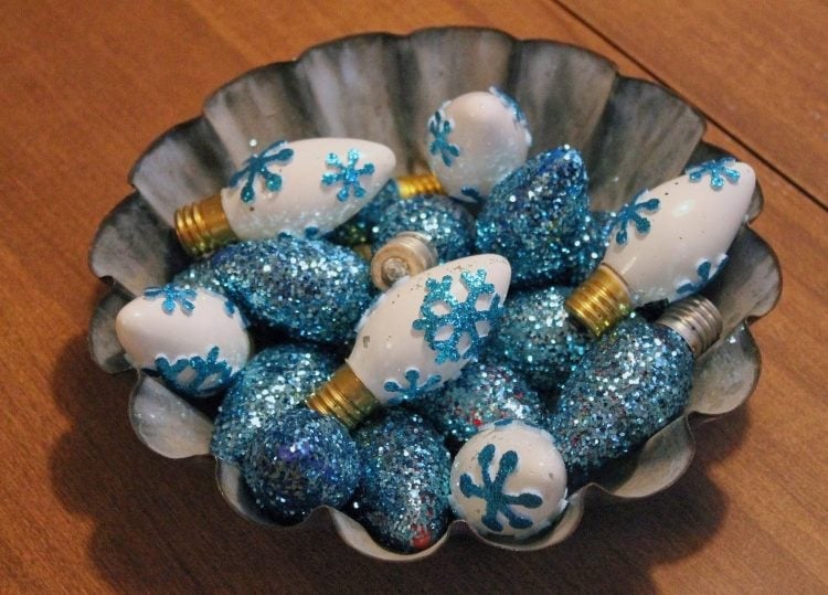 weihnachtsdekoration-ideen-selbermachen-weihnachtsschmuck-gluehbirne-schneeflocken-glitzer-blau